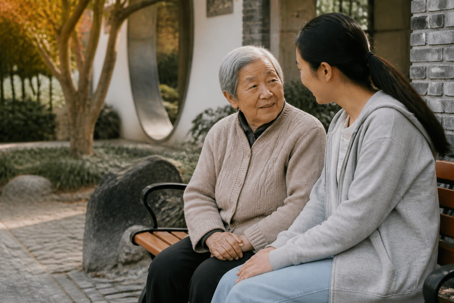 长者与年轻陪伴师在户外安静交谈